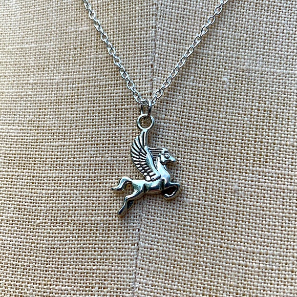 NWT Sterling Silver Plated Chain & Pegasus Horse Alloy Metal Charm Necklace - Picture 2 of 13